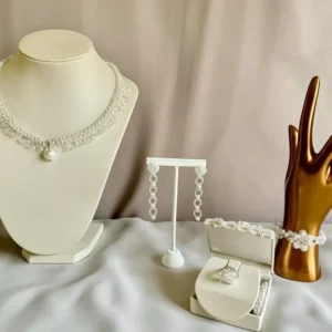 Conjunto de Collar, Pulsera, Aretes y Anillo en Bisutería en Diversos Diseños
