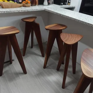 Silla tipo barra en madera Teka de 3 patas